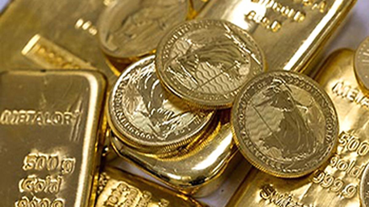 Gold Rate & Silver Price Today 17 Dec 2024: Gold dips a tad in domestic markets; international prices hold steady ahead of Fed policy meeting